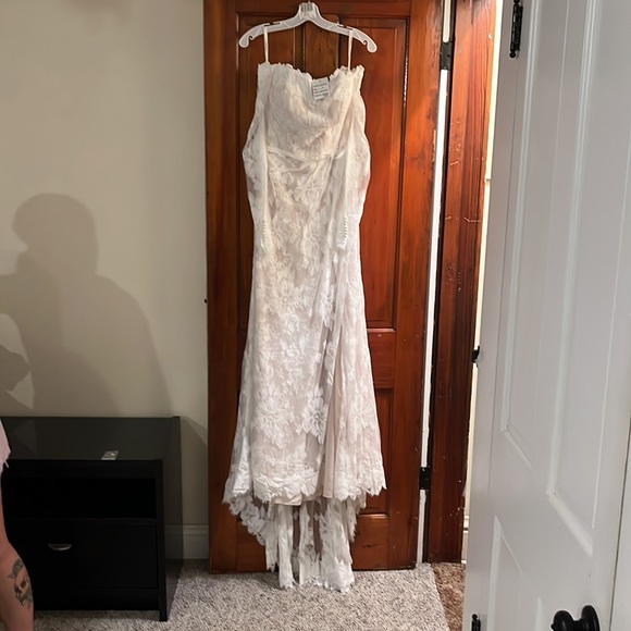 Brand new, Never Worn!!!!    Wedding dress with accessories. - Picture 4 of 5